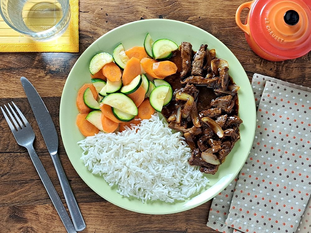 Rindfleisch in würziger Pfeffersauce mit Reis und gewoktem Zucchini - und Möhrengemüse