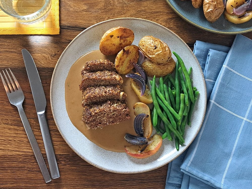 Rosmarin-Hackbraten und braune Soße mit Ofenkartoffeln, Röstapfel und Bohnen 