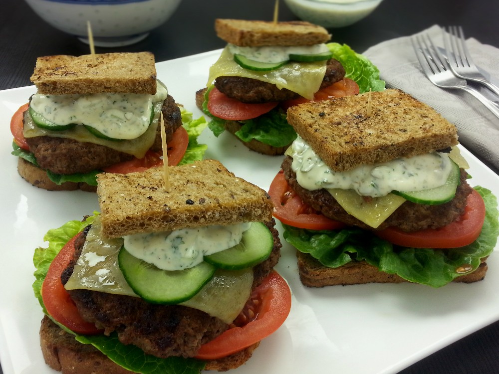 Sandwich-Hamburger mit Kräuterremoulade und Mixed-Bean-Salat