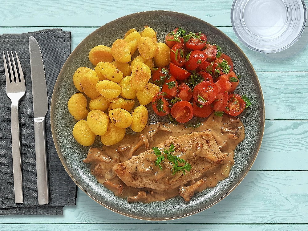Schnitzel in Johannisbeer-Pfifferling-Sauce mit Gnocchi und Petersilientomaten