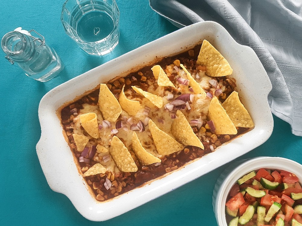 Vegan Tacogratin mit Tortillas-Chips dazu Kachumber-Salat