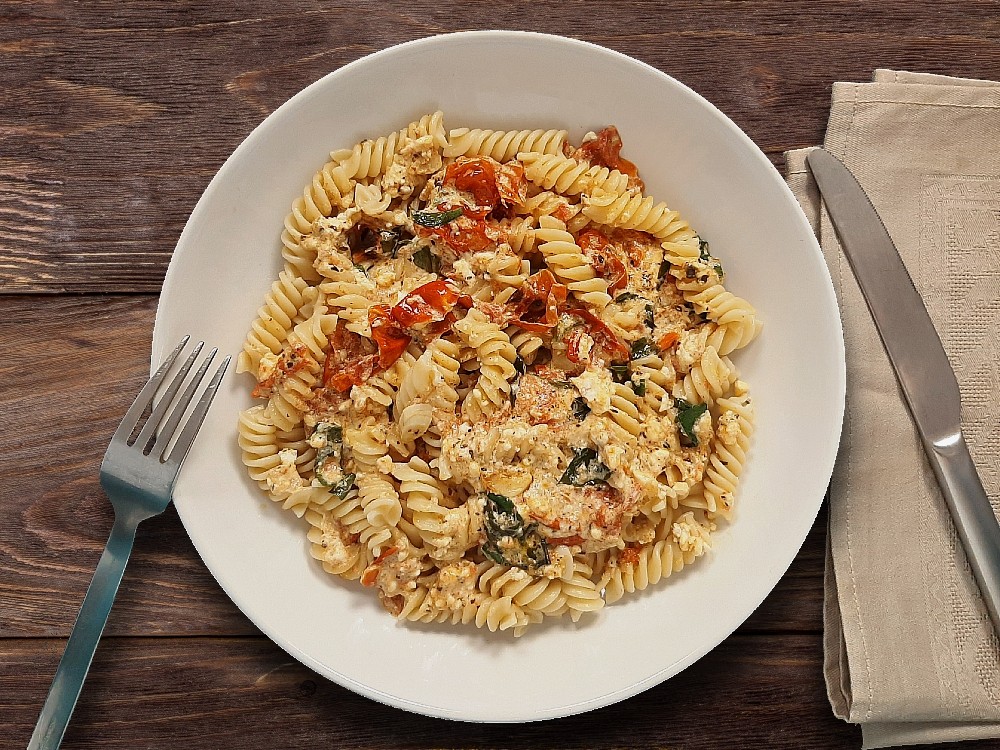 Pasta mit gebackener Feta-Tomatensauce