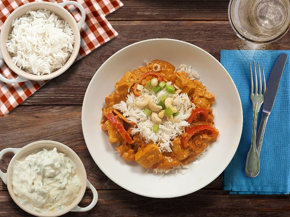 Tofu tikka masala mit Raita und Cashewkernen