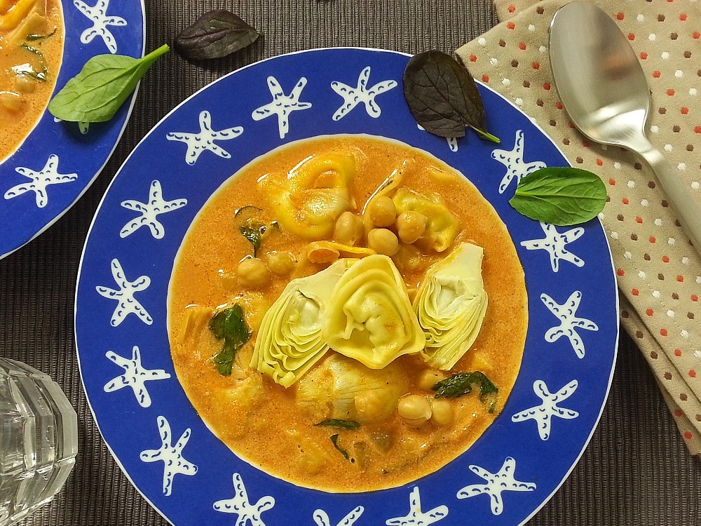 Tortellinisuppe mit Artischocken und Kichererbsen