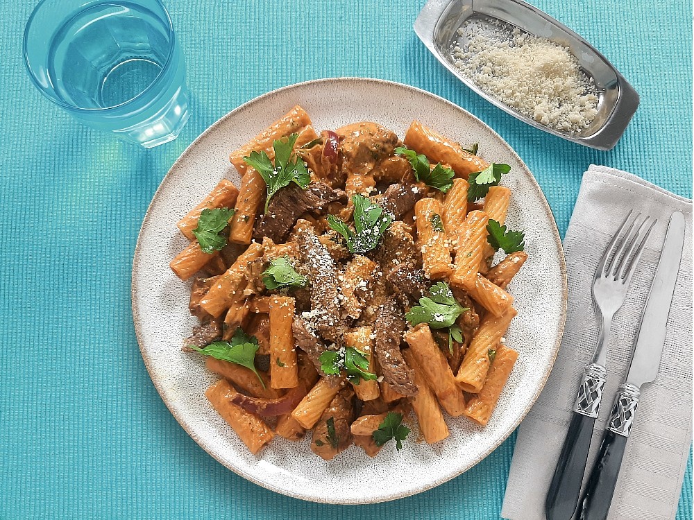 Tortiglioni und Rinderstreifen mit herzhafter Soße, Austernpilz und Petersilie