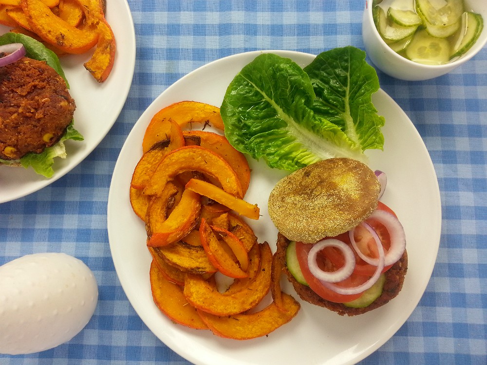 Kochbox Vegane Mais-Bohnen-Burger mit Kürbispommes und süß-saurer Gurke