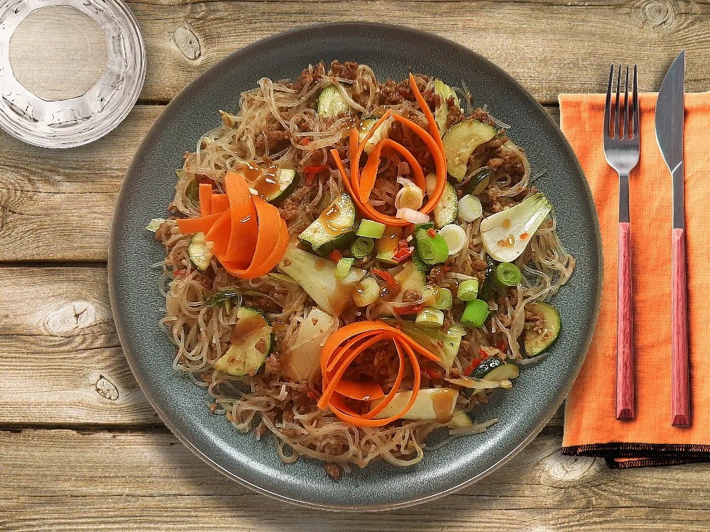 Veganer Glasnudel-Hack-Wok 