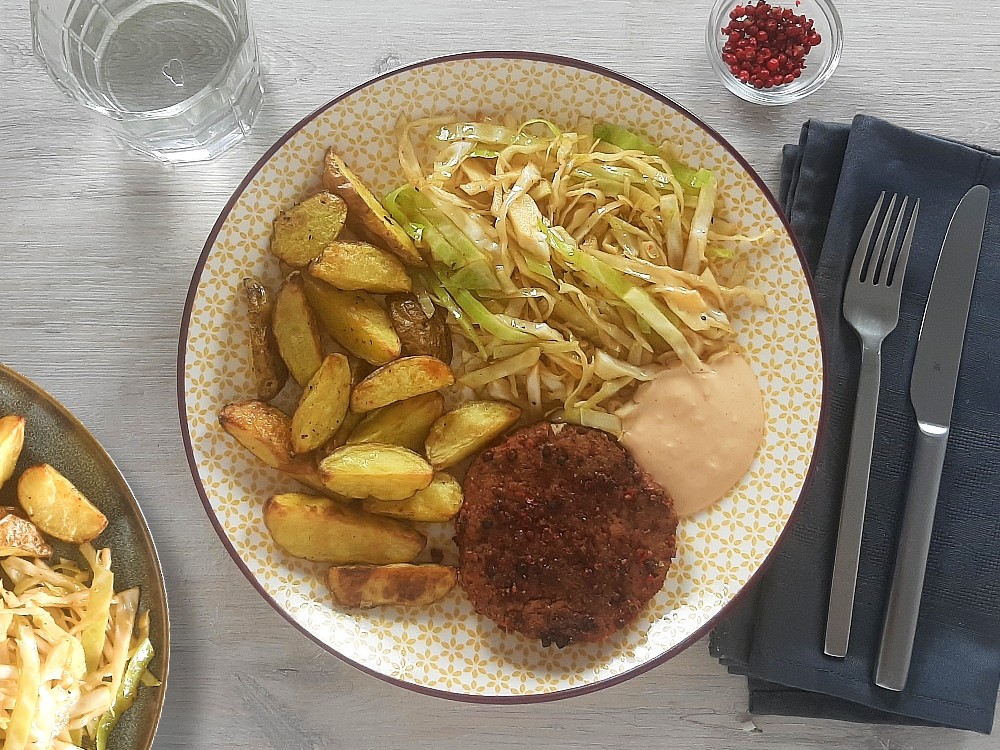 Vegan-Buletten mit Rosa Pfeffer zu Sojakohl und scharfer Vegan-Mayo