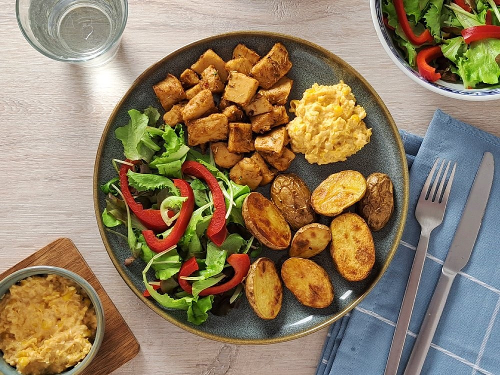 Würzige Veggie-Stückchen mit Maiscreme