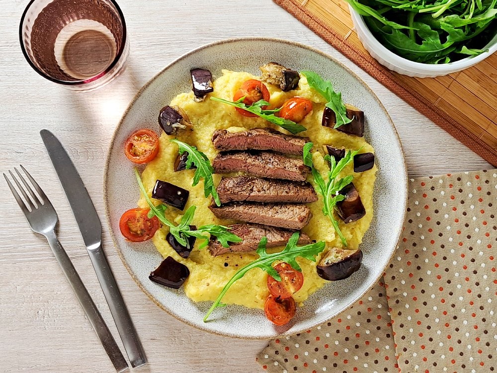 Zartes Rinderhüftsteak auf Polenta