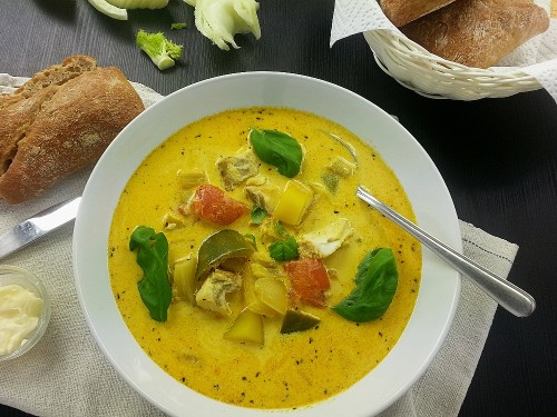 Aromatischer Safran-Fisch-Eintopf mit Brot aus dem Ofen
