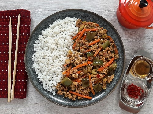 Asiatische Pfanne Szechuan Art mit Tofu und Basmatireis