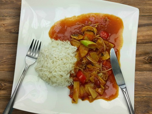 Asiatische Wokpfanne mit Tofu in Süß-Sauer-Sauce