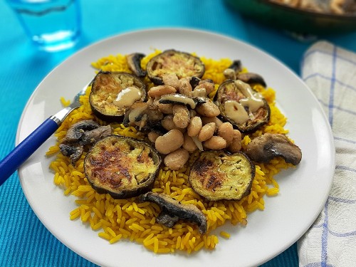 Aubergine mit gelbem Sesamreis zu einem leckeren Champignon-Bohnen-Mix