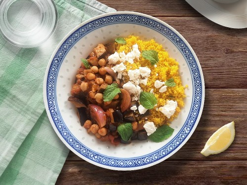 Aubergine-Kichererbsen-Tajine mit Kurkumacouscous, Feta und Minze