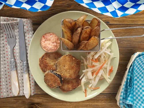 Knusprige Auberginenpatties mit Pommes, Chipotlesauce und Slaw-Gemüse