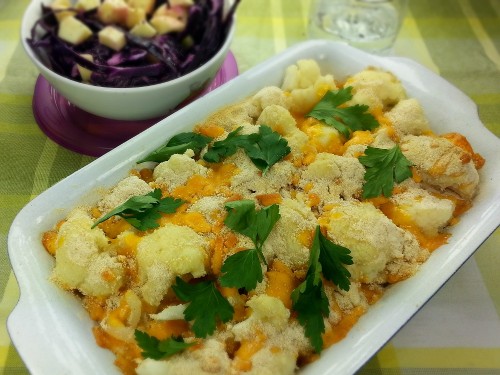Saftiger Blumenkohlauflauf mit Bratwurst