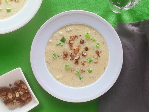 Blumenkohlsuppe mit gerösteten Haselnüssen und Baguette