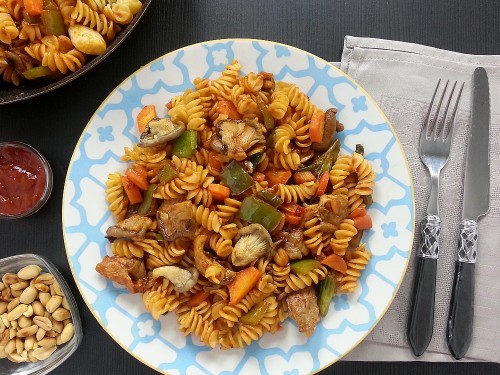 Bratgemüse-Nudelpfanne mit milder Chilisauce und Austernpilz