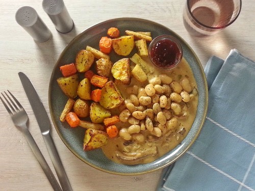 Butterbohne mit Steinpilz-Sauce zu Ofengemüse und Preiselbeeren