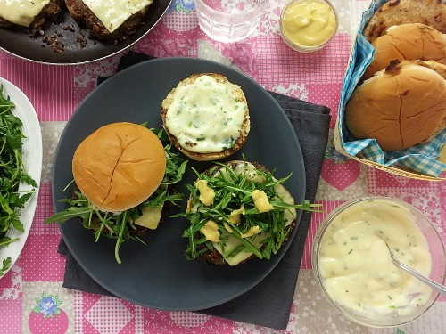 Champignonburger mit Schnittlauch-Mayo, Rucola und kräftigem Käse