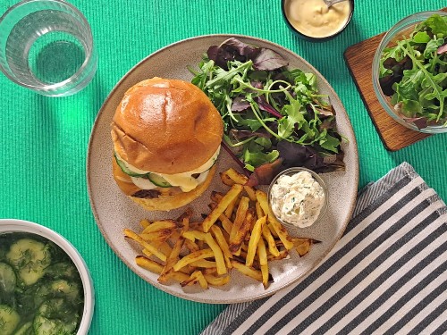 Vegan Cheeseburger mit Honig-Senf-Mayo