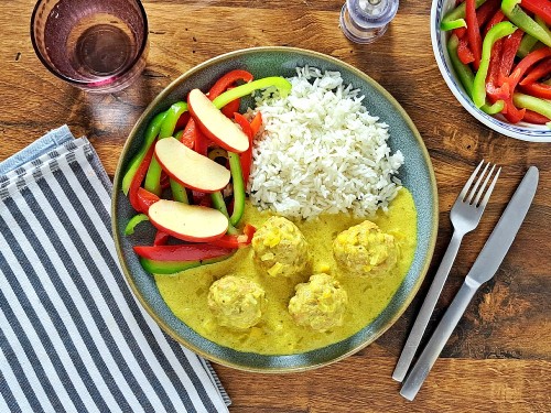 Dänische Fleischbällchen in Currysauce