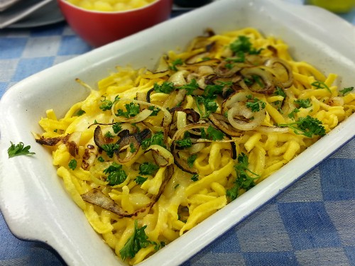 Eierspätzle mit Röstzwiebeln zu Apfel-Zimt-Kompott