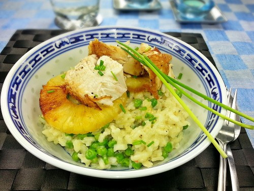 Erbsen-Kokos-Risotto mit Hähnchen, Ananas und Kokosraspel