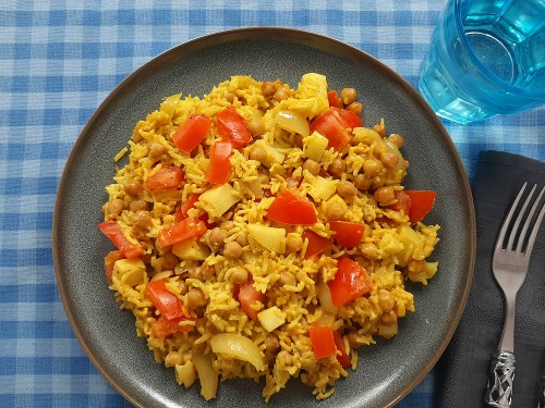 Exotischer Curryreis mit Tomaten und Kichererbsen