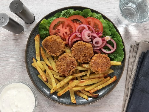 Falafelteller mit Pommes, pickled Onions und Fetacreme