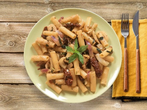 Fenchelpasta mit sonnengetrockneten Tomaten und Basilikum