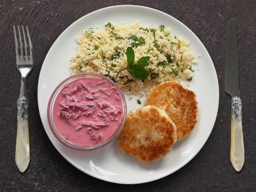 Feta-Bratlinge mit Rote-Bete-Tzatziki