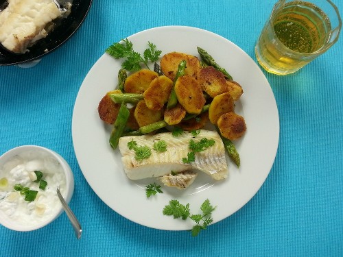Fisch mit Lauchrahm zu grünem Spargel und Bratkartoffeln 