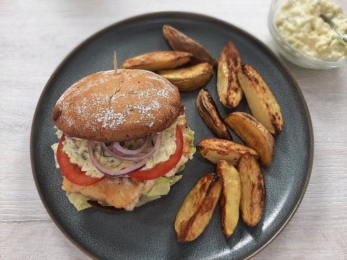 Fischburger mit Meerrettich-Fenchel-Slaw 