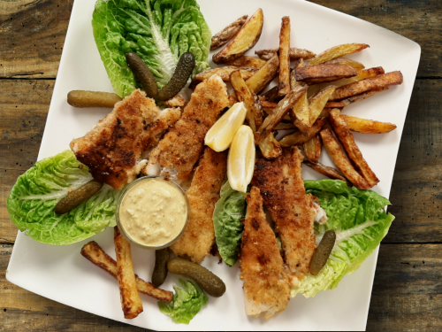 Fish n Chips mit Apfel-Curry-Dip und Pickles