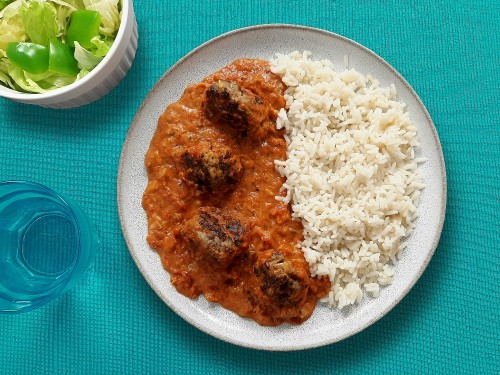 Fleischklöße in Curry-Tomatensauce mit Reis 
