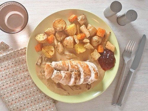 Gebratene Hähnchenbrust mit Steinpilz-Sauce zu Ofengemüse und Preiselbeeren