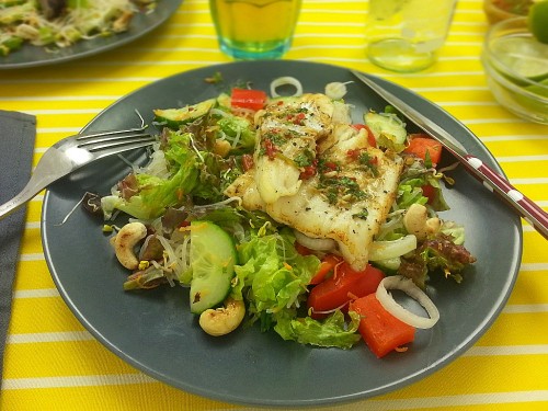 Gebratener Fisch mit Thaidressing und Glasnudelsalat