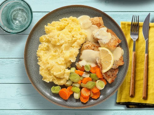 Seelachsfilet mit Senfsauce zu Möhren-Porree-Gemüse und Kartoffelmus 