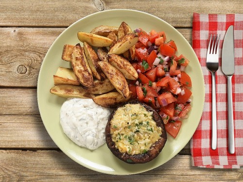 Gefüllte Portabello-Pilze  mit Estragoncreme und Tomaten-Zwiebel-Salat