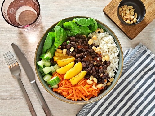 Bunte Kokos-Reis-Bowl zu schwarzen Bohnen mit Sweet-Chili-Sauce