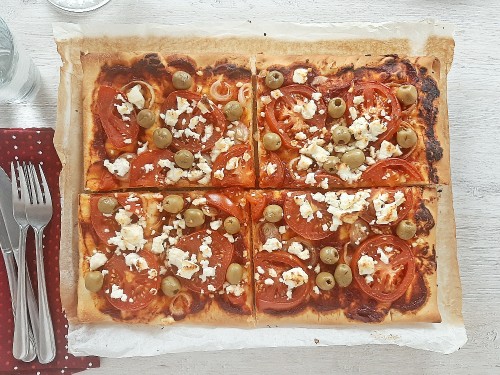 Griechische Pizza mit Rispentomaten, Feta und Oliven
