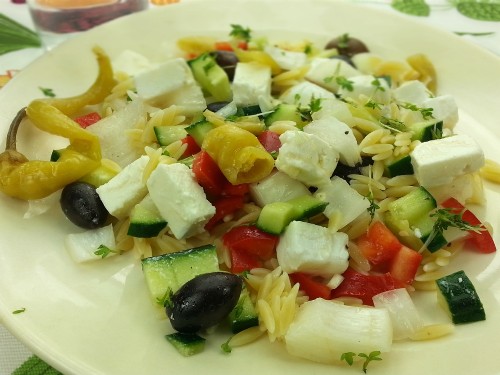 Griechischer Kritharaki-Salat mit Feta und Pfefferoni