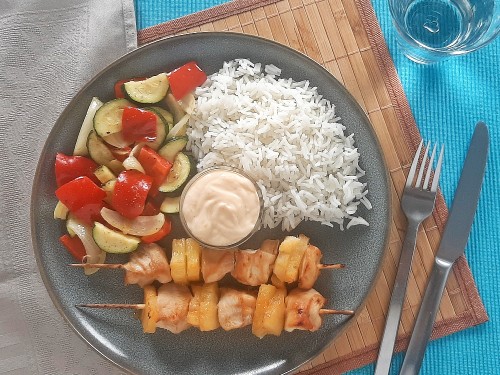 Hähnchen-Ananas-Spieße mit Süß-Würziger-Sauce und Wokgemüse