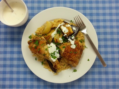 Hähnchenkeule mit Ras el-Hanout zu Aubergine, Couscous & Honig-Joghurt 