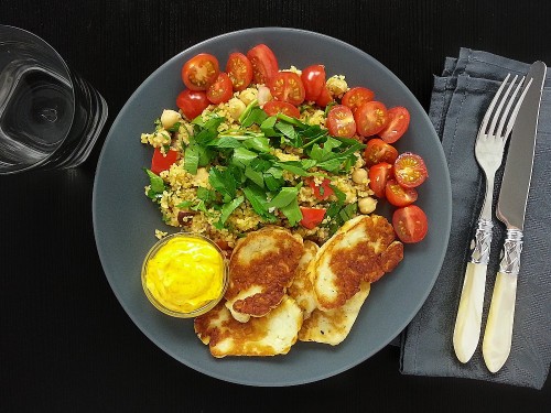 Petersilienbulgur und veganer Grillkäse