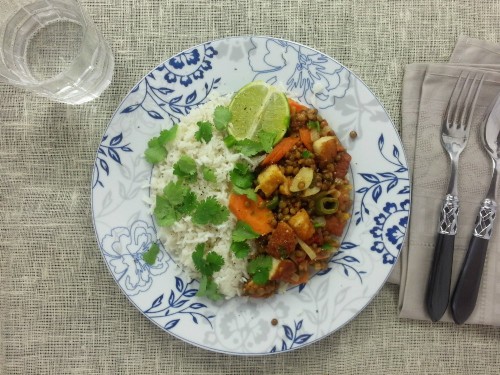 Halloumieintopf mit Linsen und Tomaten