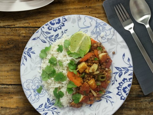 Halloumieintopf mit Linsen und Tomaten, dazu Kokosreis