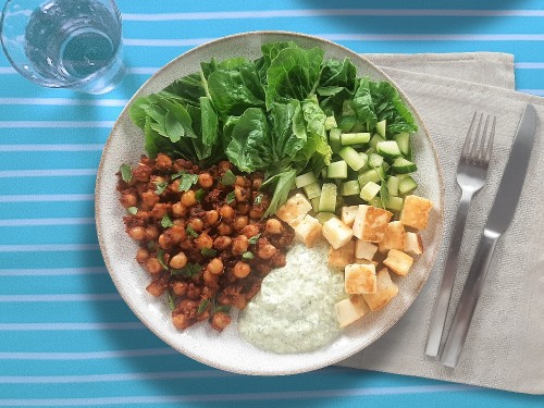 Halloumi-Salat mit Kichererbsen zu grüner Kräutersoße